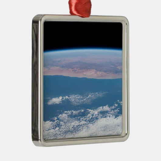 Blick über die Südwestküste Afrikas. Ornament Aus Metall (Rechts)