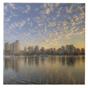 Blick über False Creek auf die Skyline von Fliese