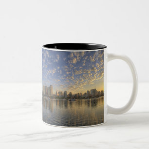 Blick über False Creek auf die Skyline von Zweifarbige Tasse