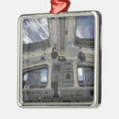 Blick von innen auf das Cockpit Silbernes Ornament (Links)
