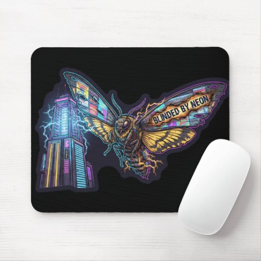 Blinded By Neon – Cyberpunk Moth City Lights Mousepad (Mit Mouse)