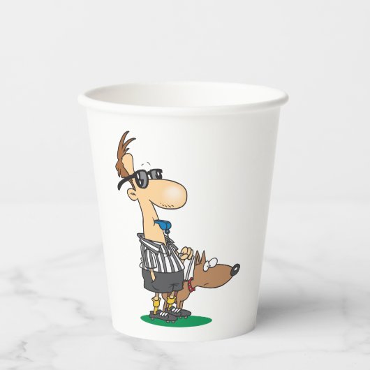 Blinder Schiedsrichter, der eine Pfeife bläst Pappbecher (Vorderseite)