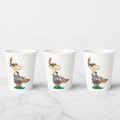 Blinder Schiedsrichter, der eine Pfeife bläst Pappbecher