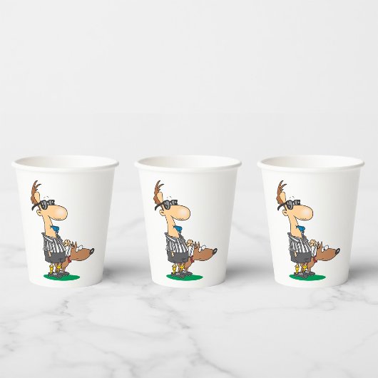 Blinder Schiedsrichter, der eine Pfeife bläst Pappbecher