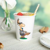 Blinder Schiedsrichter, der eine Pfeife bläst Pappbecher