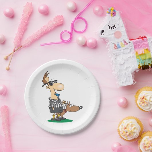 Blinder Schiedsrichter, der einen Pfeifpapier-Tell Pappteller (Party)