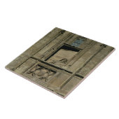 Blindes Fenster in der Eingangsfassade mit einer Fliese (Seite)