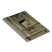 Blindes Fenster in der Eingangsfassade mit einer Notizblock (Rechte Seite)