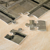 Blindes Fenster in der Eingangsfassade mit einer Puzzle (Seite)
