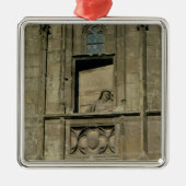 Blindes Fenster in der Eingangsfassade mit einer Silbernes Ornament (Vorne)