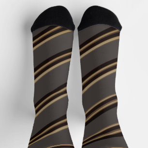 Blinky die Fledermaus versteckt sich in Streifenmu Socken