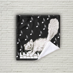 Blinzeln der flaumigen weißen Katze, die auf Waschlappen