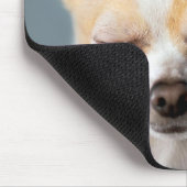Blinzeln des Hundes Mousepad (Ecke)