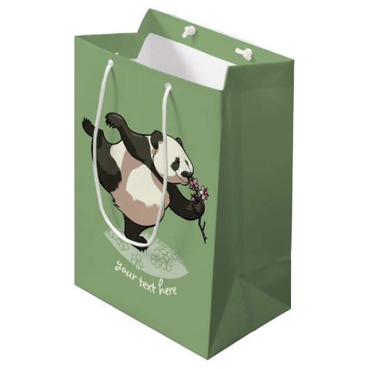 Blissvoll Panda riecht Blossom-Blume mit Text Mittlere Geschenktüte (Vorderseite Schrägansicht)