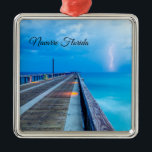 Blitze am Navarra Beach Pier Ornament Aus Metall<br><div class="desc">Ornament mit einem weiteren Blitzschlag über dem Golf von Mexiko, Atlantik. Ich trotzte einem Spaziergang durch den Navarra Beach Angelsteg, um einen Teil des Blitzes zu erfassen, und hier ist eine meiner Glückspilze. Suchen Sie weitere Drucke oder Produkte? Fühlen Sie sich frei, um meinen Laden zu besuchen: http://www.zazzle.com/timelessmomentsphtgy Dieses Foto...</div>