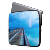 Blitze am Navarre Beach Pier Laptopschutzhülle (Vorderseite Links)