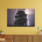 Blitze im Himmel hinter einem Baum Leinwanddruck (Insitu (Wohnzimmer))