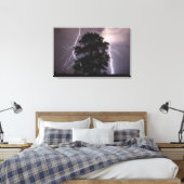 Blitze im Himmel hinter einem Baum Leinwanddruck (Insitu (Schlafzimmer))