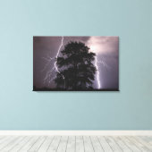 Blitze im Himmel hinter einem Baum Leinwanddruck (Insitu (Holzboden))