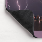 Blitze treffen die höchsten Gebäude Manhattans Mousepad (Ecke)