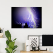 Blitze unter einem dunklen blauen Himmel Poster (Heimbüro)