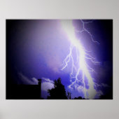 Blitze unter einem dunklen blauen Himmel Poster (Vorne)