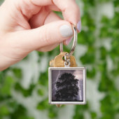 Blitzschläge im Himmel hinter einem Baum Schlüsselanhänger (Hand)
