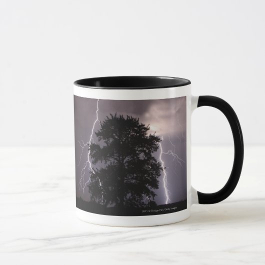 Blitzschläge im Himmel hinter einem Baum Tasse (Rechts)