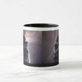Blitzschläge im Himmel hinter einem Baum Tasse (Zentrum)