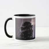 Blitzschläge im Himmel hinter einem Baum Tasse (Links)
