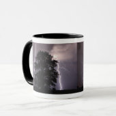 Blitzschläge im Himmel hinter einem Baum Tasse (Vorderseite Links)