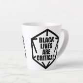 BLM Black Lives sind kritisch [B&W] Milchtasse (Rechte Ecke)