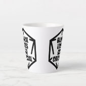 BLM Black Lives sind kritisch [B&W] Milchtasse (Vorderseite)