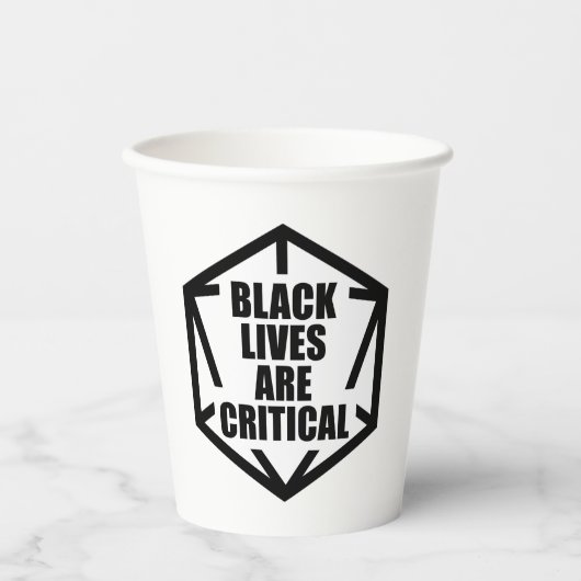 BLM Black Lives sind kritisch [B&W] Pappbecher (Vorderseite)