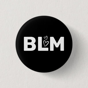 BLM mit weißem Herzen Typografie in Schwarz Button