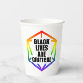 BLM Schwarze Leben sind kritisch [LGBTQ+] Pappbecher (Rückseite)