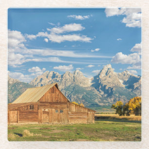 Blockhaus nahe Gebirgszug Glasuntersetzer