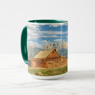 Blockhaus nahe Gebirgszug Tasse