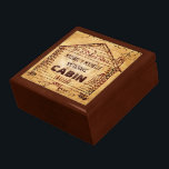 Blockhütte Personalisierte Imitate Holz Geschenkbox<br><div class="desc">Dieses rustikale, maßgeschneiderte Kabinendesign besticht durch einen wirbelnden, Imitat-Holzlook, der in der Mitte leichter wird. Im Inneren der altmodischen Kabine zeichn - abgeleitet aus einer Vintagen, frühen 1900er Werbung - können Sie Ihren Namen hinzufügen. Das Wort "CABIN" kann auch in "ZUHAUSE" oder ein anderes kurzes Wort geändert werden. Die Einrichtung...</div>