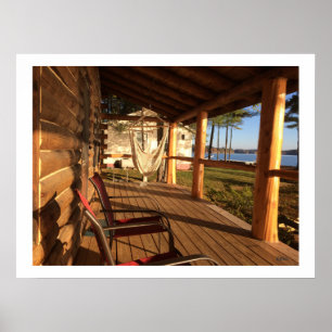 Blockhütte vor Veranda und Schaukel Poster