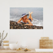 Blond Frau am Strand Poster (Küche)