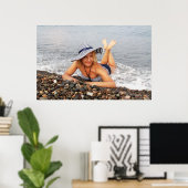 Blond Frau am Strand Poster (Heimbüro)