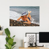 Blond Frau am Strand Poster (Heimbüro)