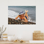 Blond Frau am Strand Poster (Küche)
