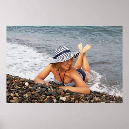 Blond Frau am Strand Poster (Vorne)