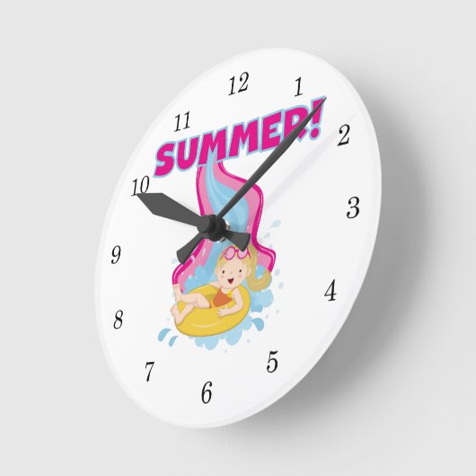 Blond Girl Summer Runde Wanduhr (Winkel)