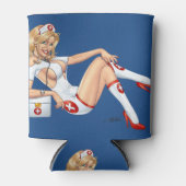 Blond Nurve in Uniform zieht Strumpf hoch Dosenkühler (Vorderseite)