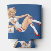 Blond Nurve in Uniform zieht Strumpf hoch Dosenkühler (Rückseite)