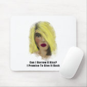 Blonde Bombshell Frau leiht sich einen Kuss Mousepad (Mit Mouse)