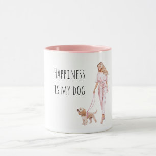 Blonde Dame führt Hund spazieren   Tasse
